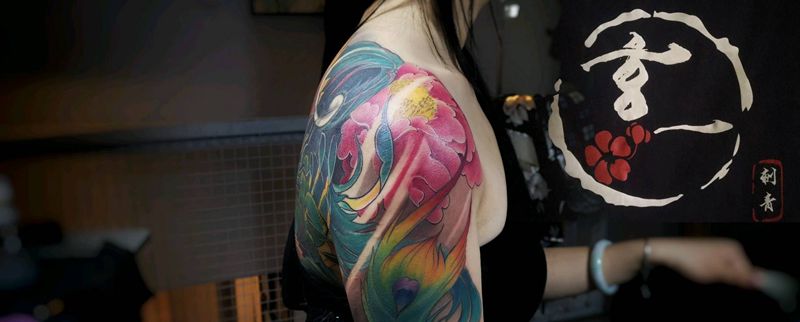 牡丹凤凰一枚纹身图片_肩部新传统纹身图案