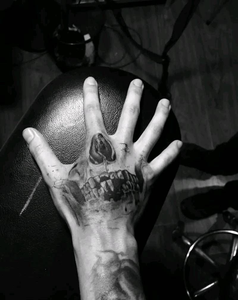 骷髅手纹身图片
