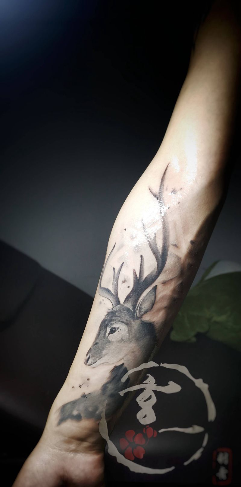 原创水墨麋鹿一枚纹身图片_手部水墨新传统纹身图案