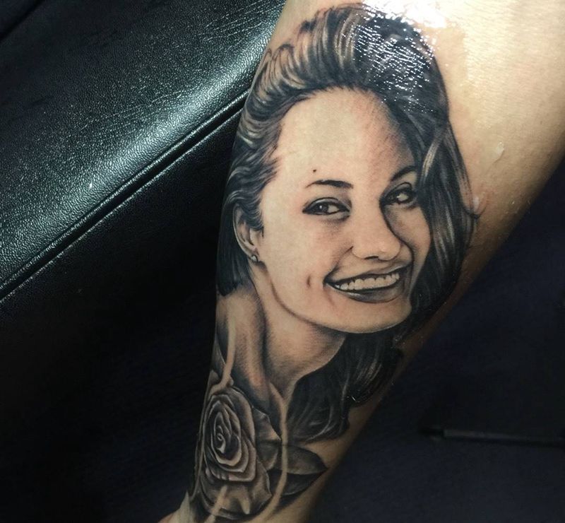 朱莉粉纹身图片