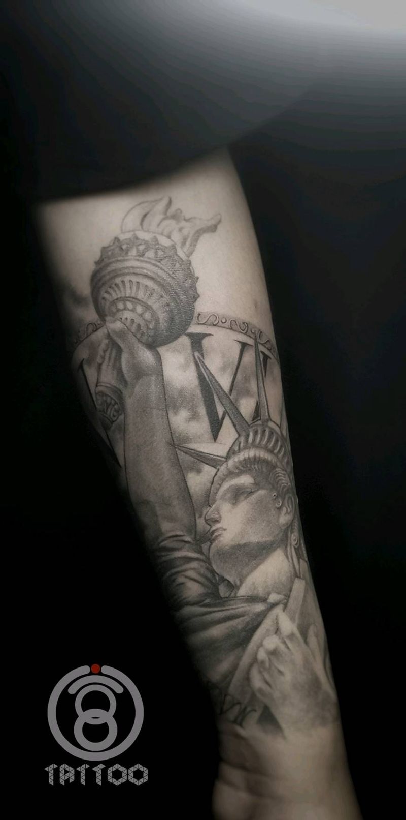 自由女神纹身图片_手部欧美写实纹身图案