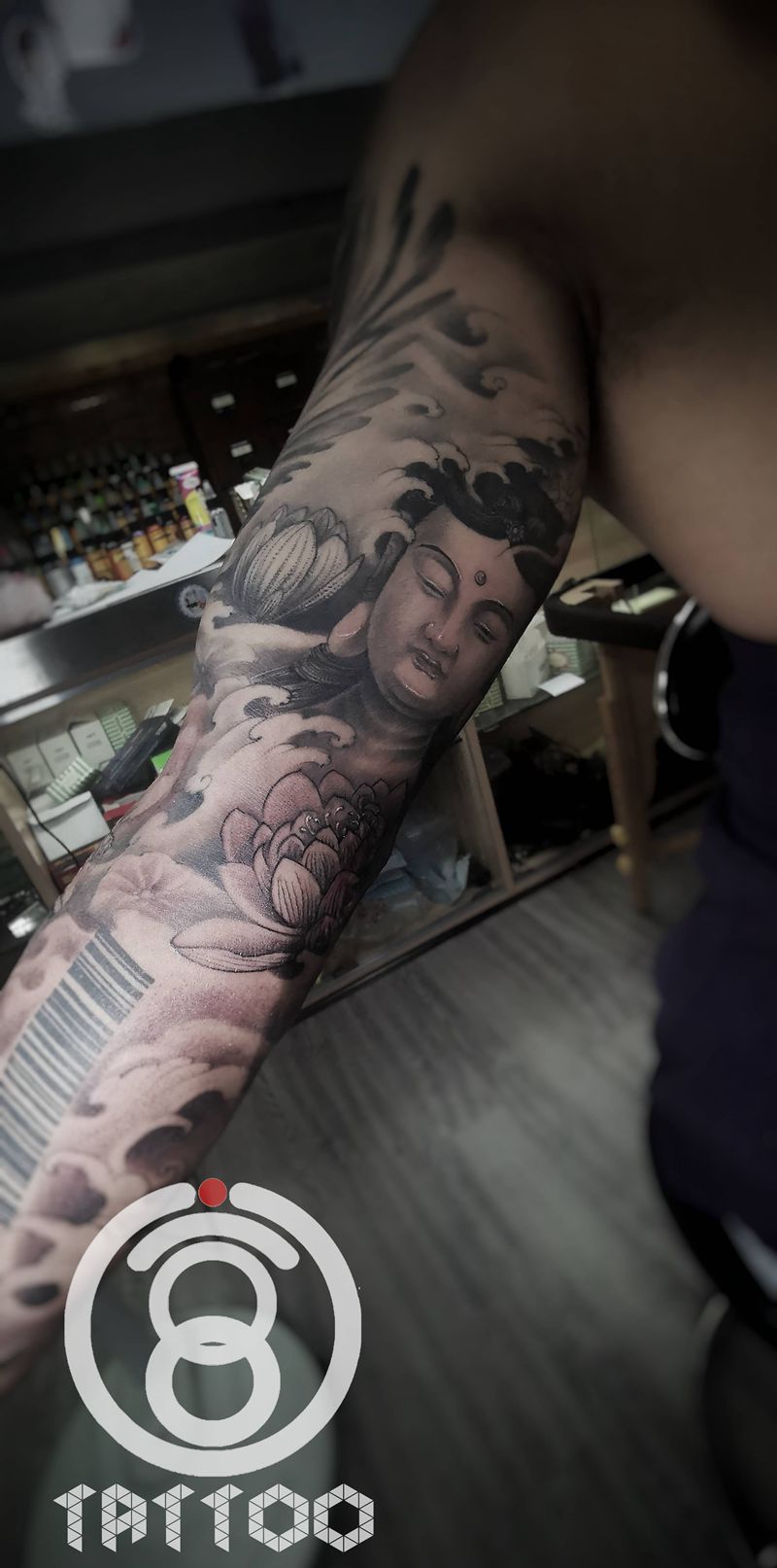 中西结合的花臂纹身图片_手部手臂欧美写实新传统纹身图案