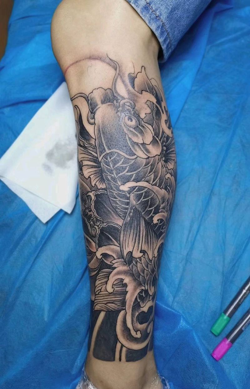 大鱼纹身图片_腿部纹身图案