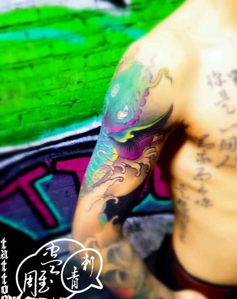 重彩鲤鱼花臂纹身图片