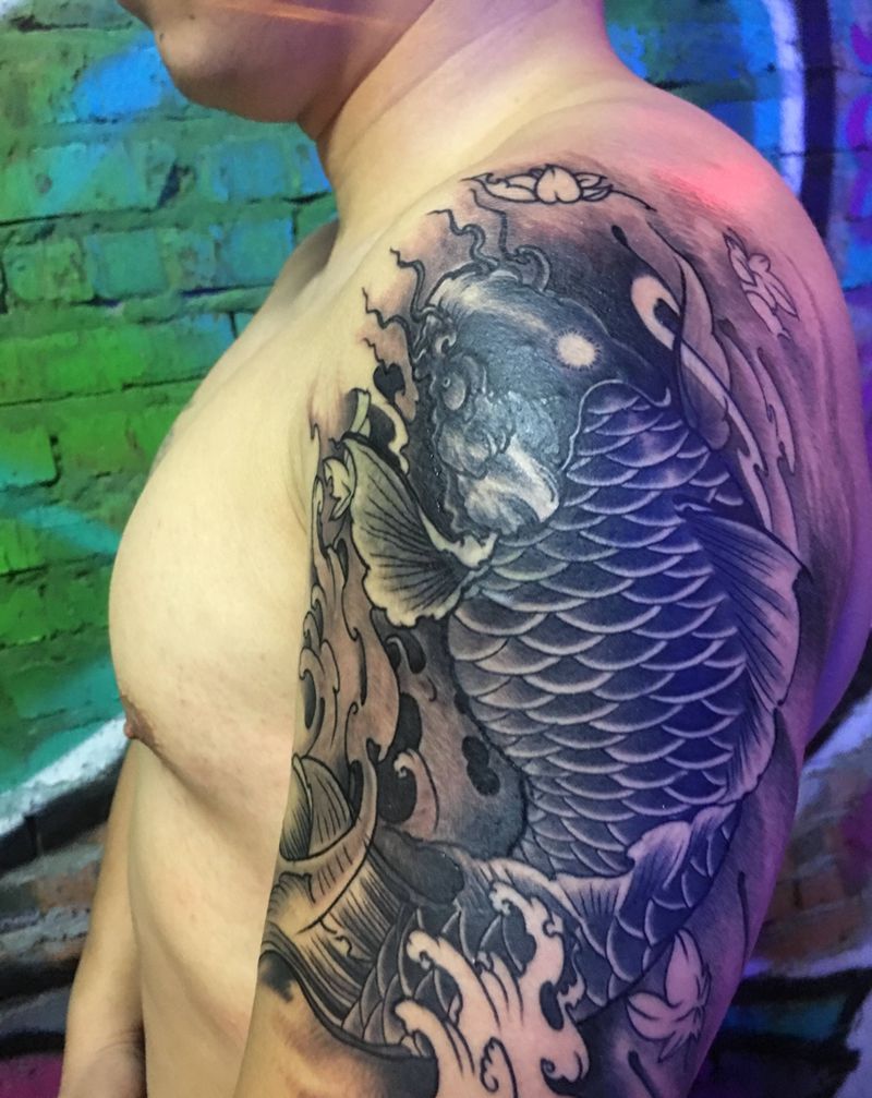 传统黑灰鲤鱼纹身图片