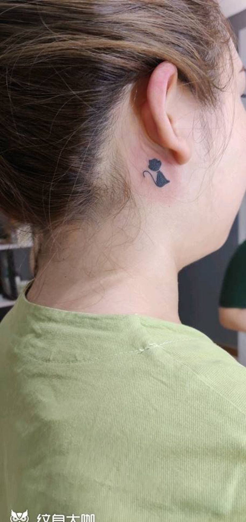 两只猫咪纹身图片_颈部纹身图案