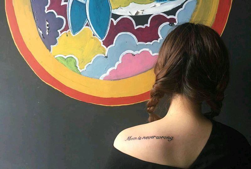 花体英文纹身图片_肩部欧美字符花体成品纹身图案