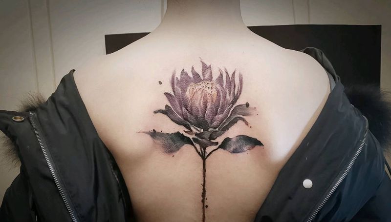 帝王花纹身图片_背部水墨纹身图案