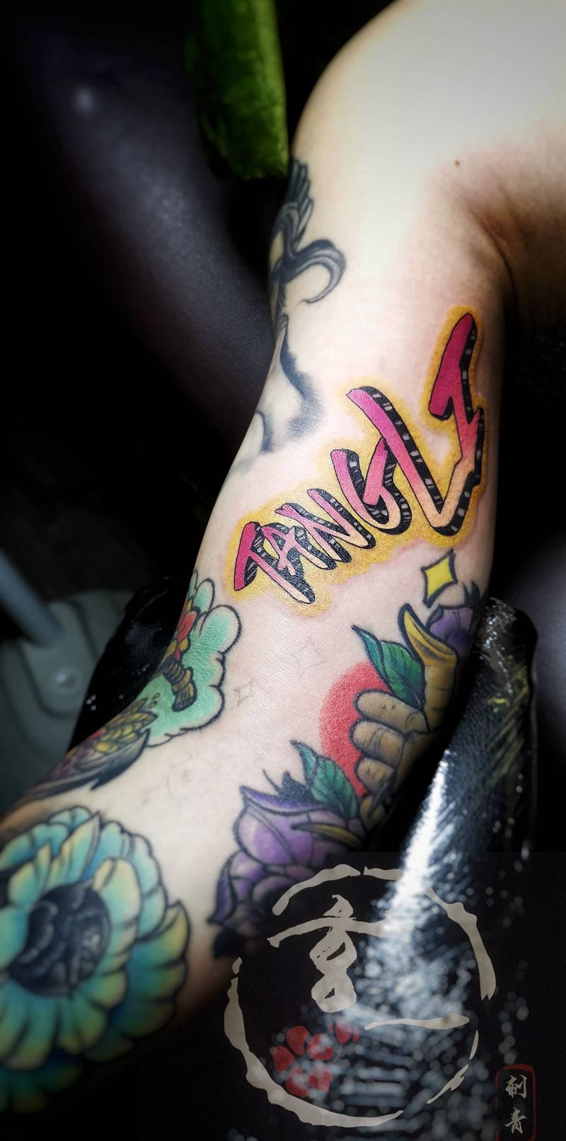 涂鸦字体一枚纹身图片_手臂纹身图案