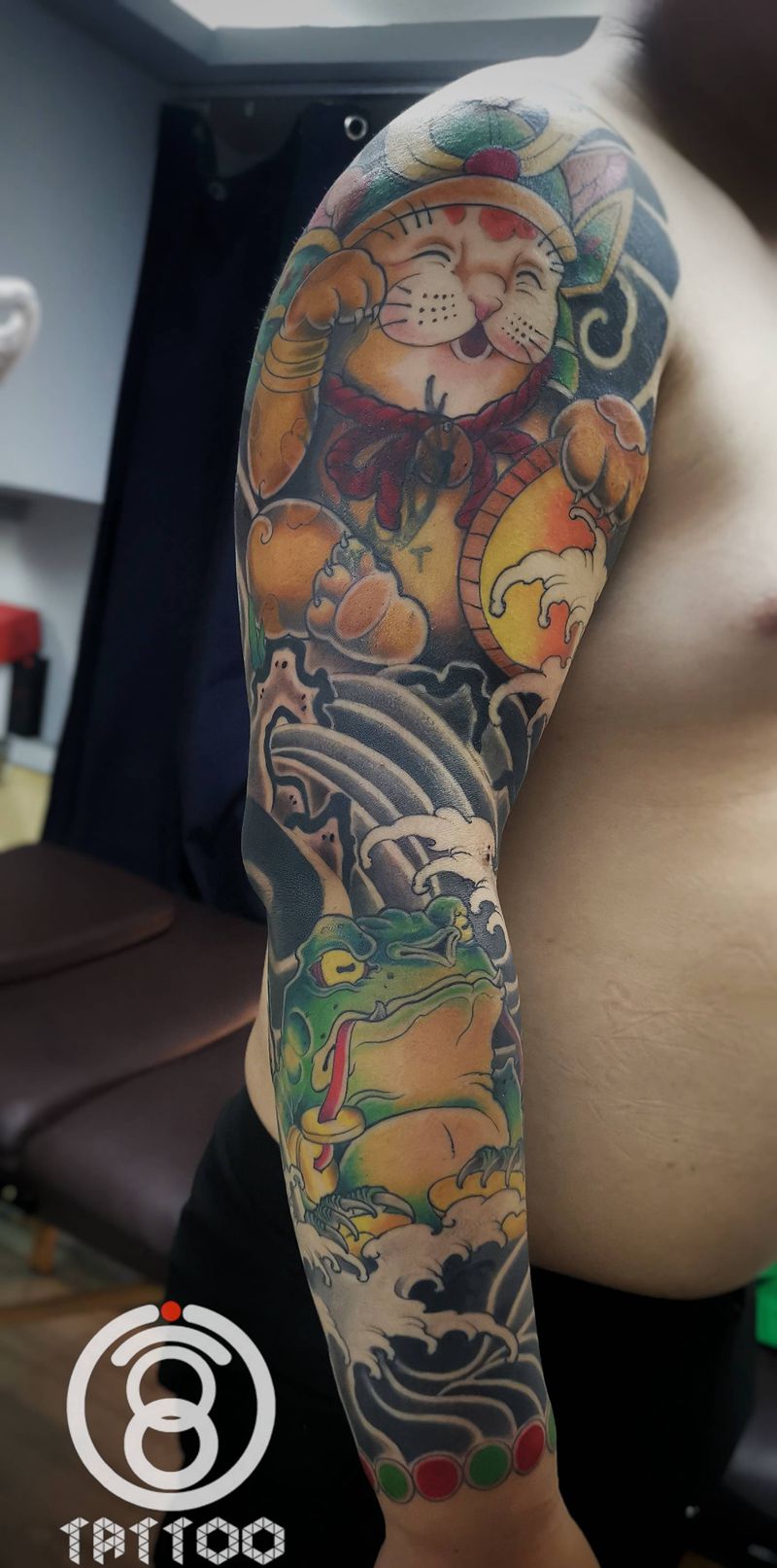 半遮盖传统花臂纹身图片_手臂新传统纹身图案