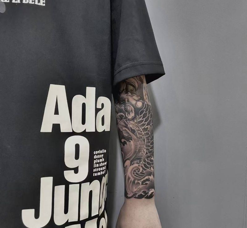 鱼纹身图片_手臂新传统纹身图案