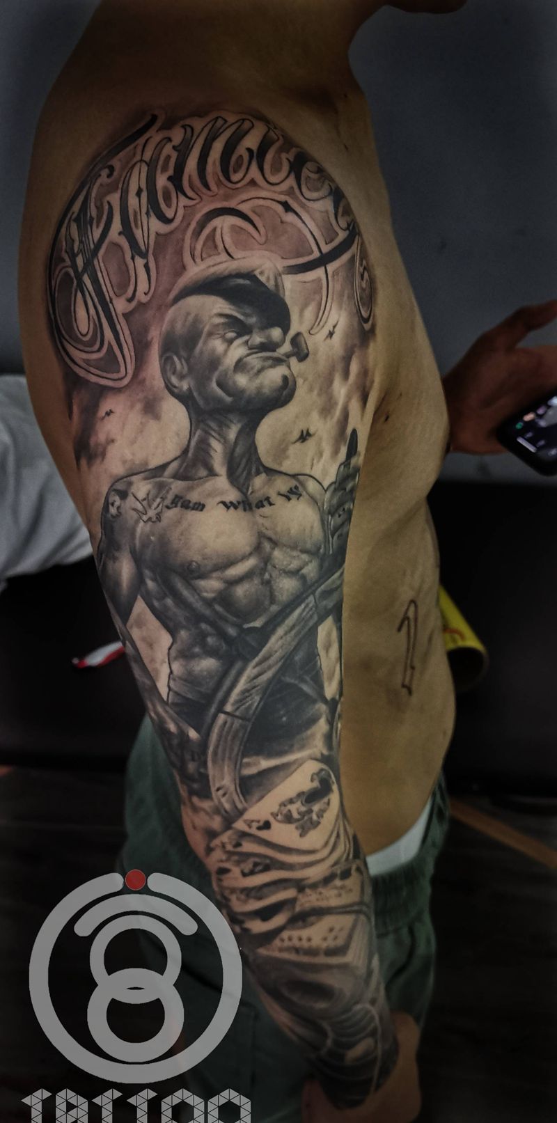 花体英文一枚纹身图片_肩部手臂欧美写实纹身图案