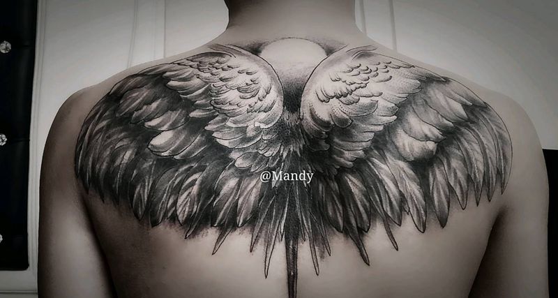 我要飞纹身图片_背部欧美写实翅膀纹身图案