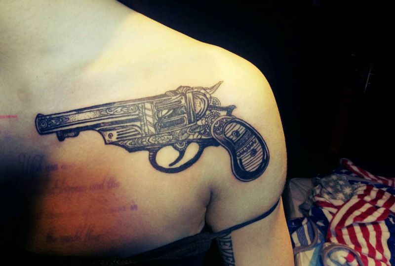 一对手枪未完成纹身图片