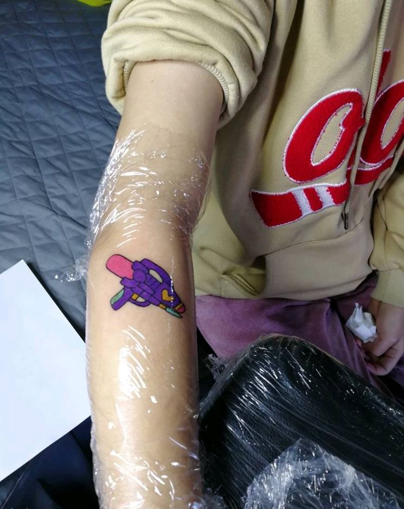 钢枪纹身图片_手臂纹身图案