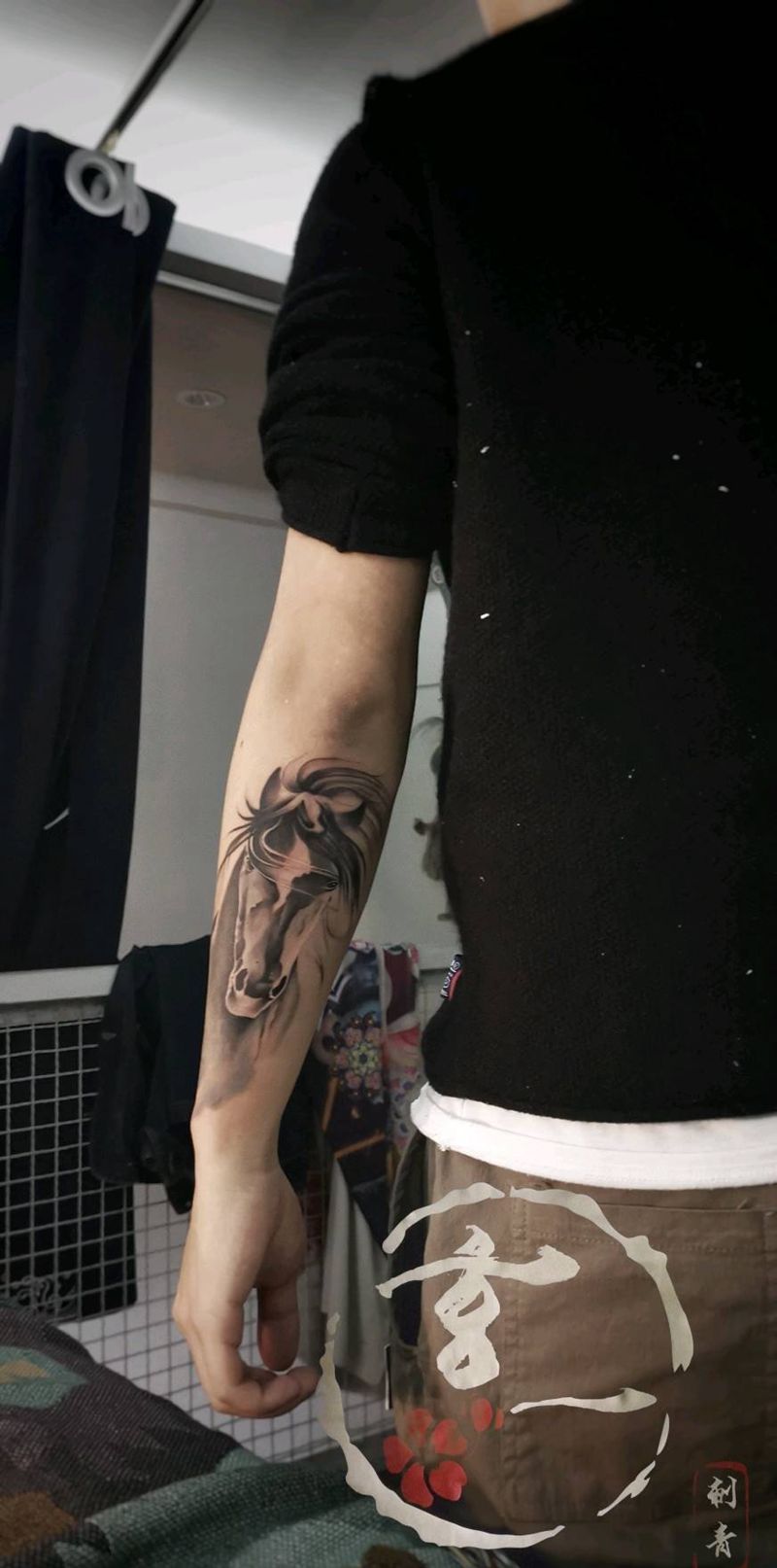 水墨风马纹身图片_手部水墨新传统纹身图案