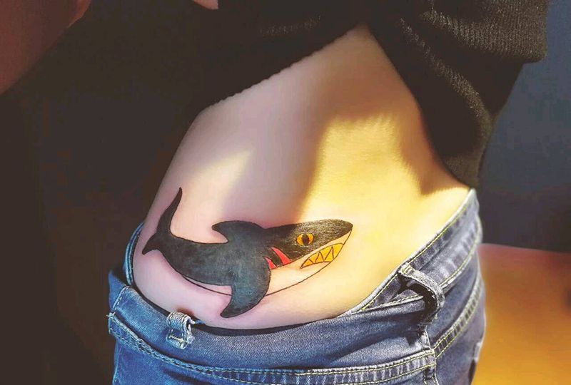 遮盖鲨鱼纹身图片_腰部欧美动物成品纹身图案