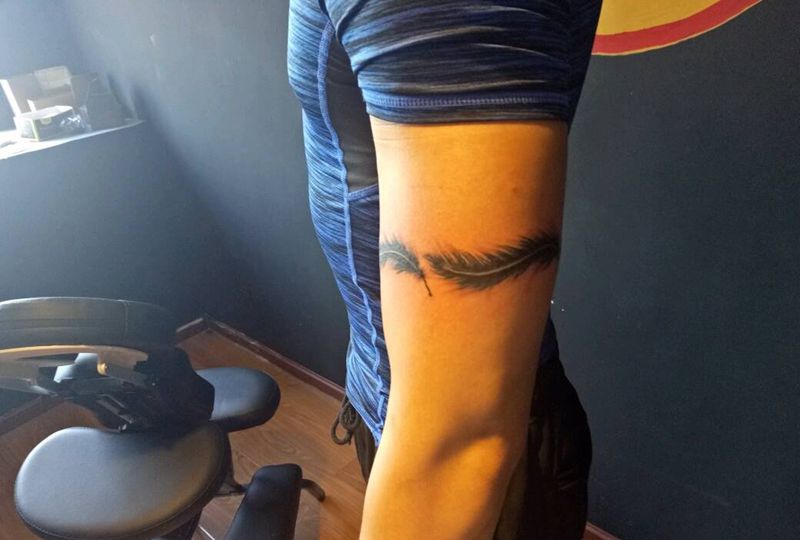 羽毛臂环纹身图片