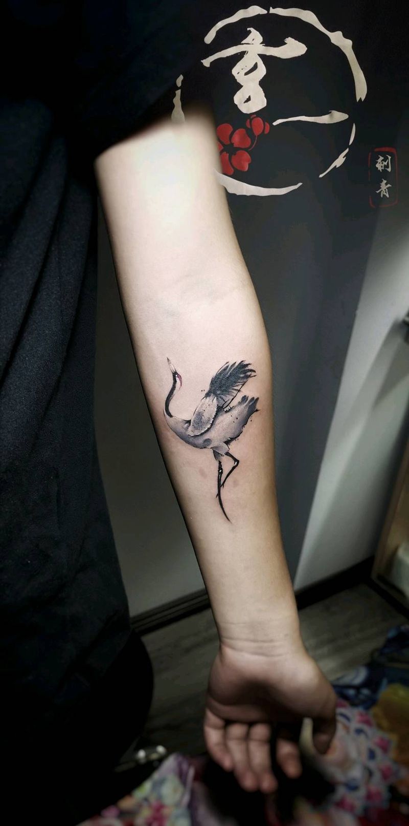 仙鹤一枚纹身图片_手部水墨纹身图案