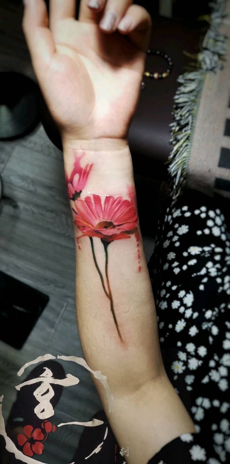 泼墨花遮盖伤口纹身图片_手部水彩纹身图案