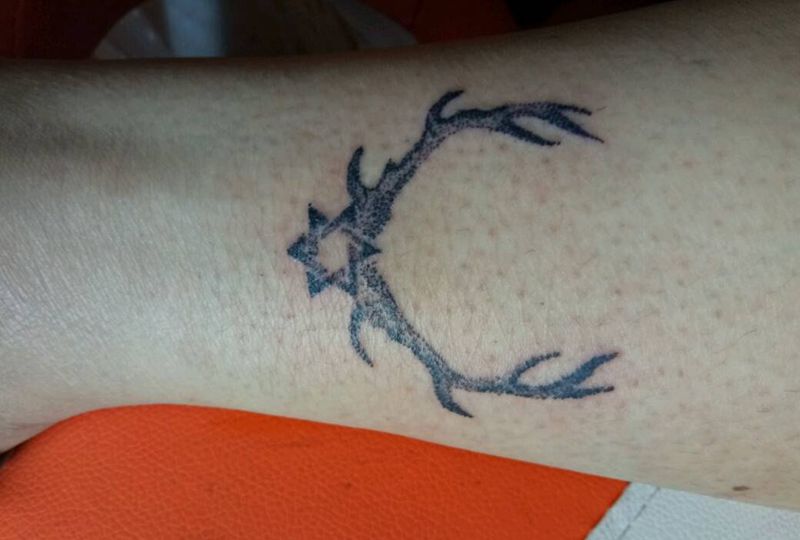 点刺鹿角纹身图片