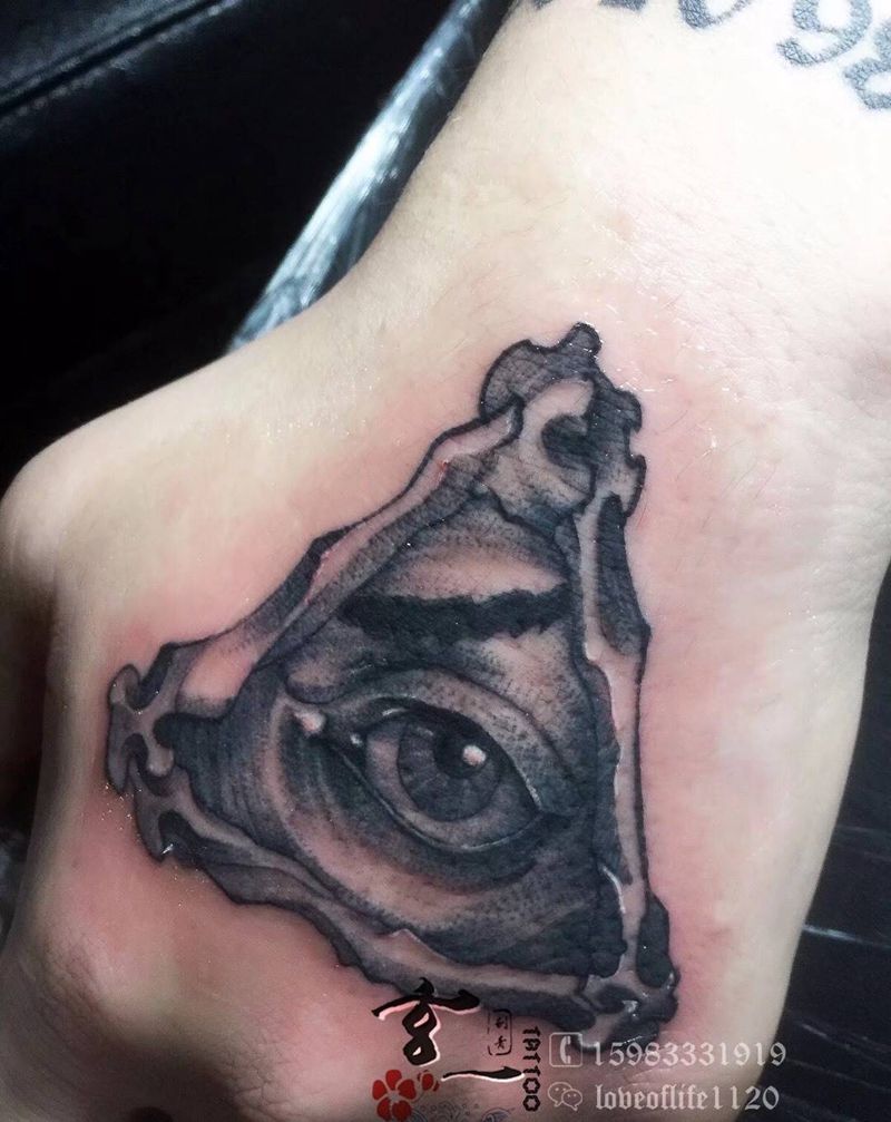 上帝之眼纹身图片_成品欧美手部纹身图案