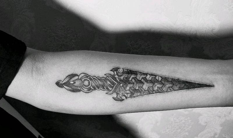 匕首纹身图片_手臂纹身图案