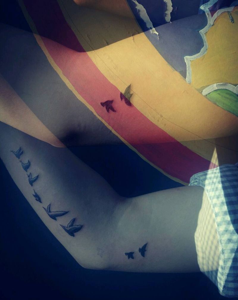 情侣大雁纹身图片_手臂清新动物情侣花体成品纹身图案