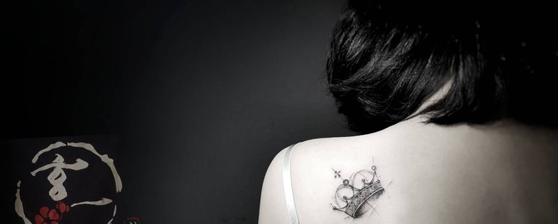 小清新皇冠纹身图片_背部肩部纹身图案