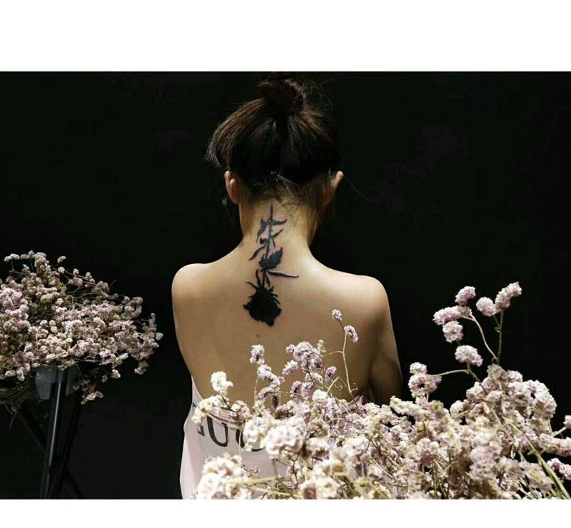 颠倒玫瑰纹身图片