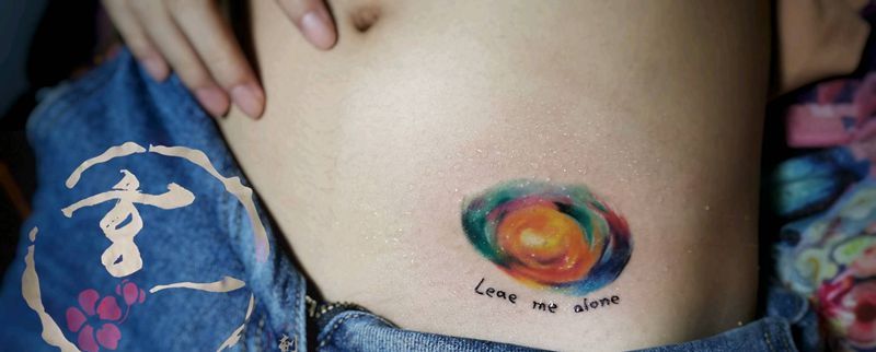 原创星空一枚纹身图片_腰部水彩纹身图案