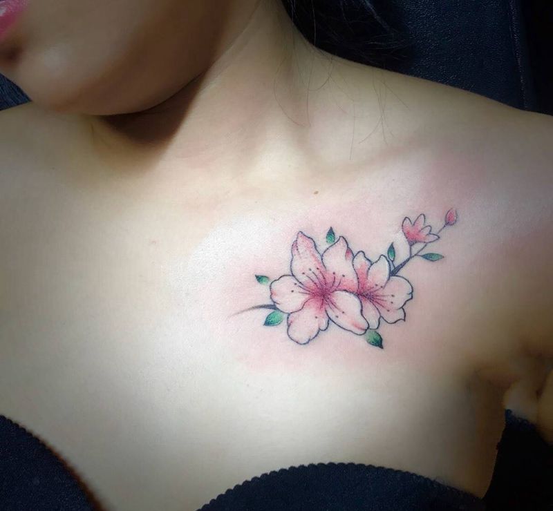 小胸花纹身图片