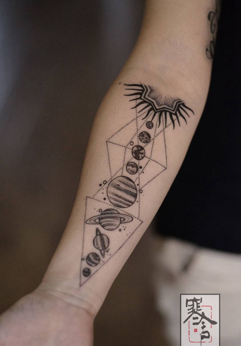 太阳系纹身图片_手臂点刺纹身图案