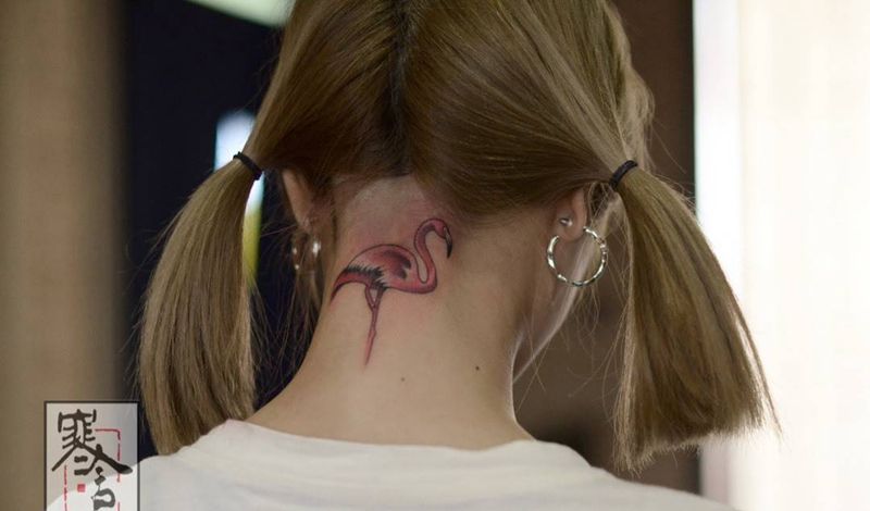 火烈鸟纹身图片_颈部水彩纹身图案