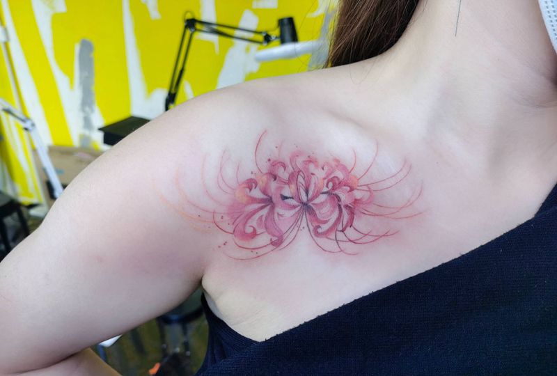 彼岸花纹身图片_胸部欧美写实花纹身图案