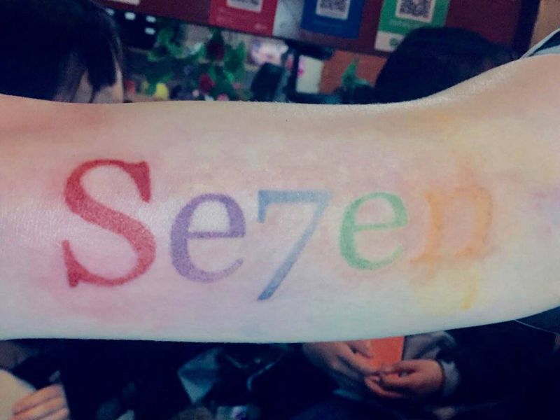 今日小图纹身图片_胸部手臂点刺英文小清新彩色纹身图案