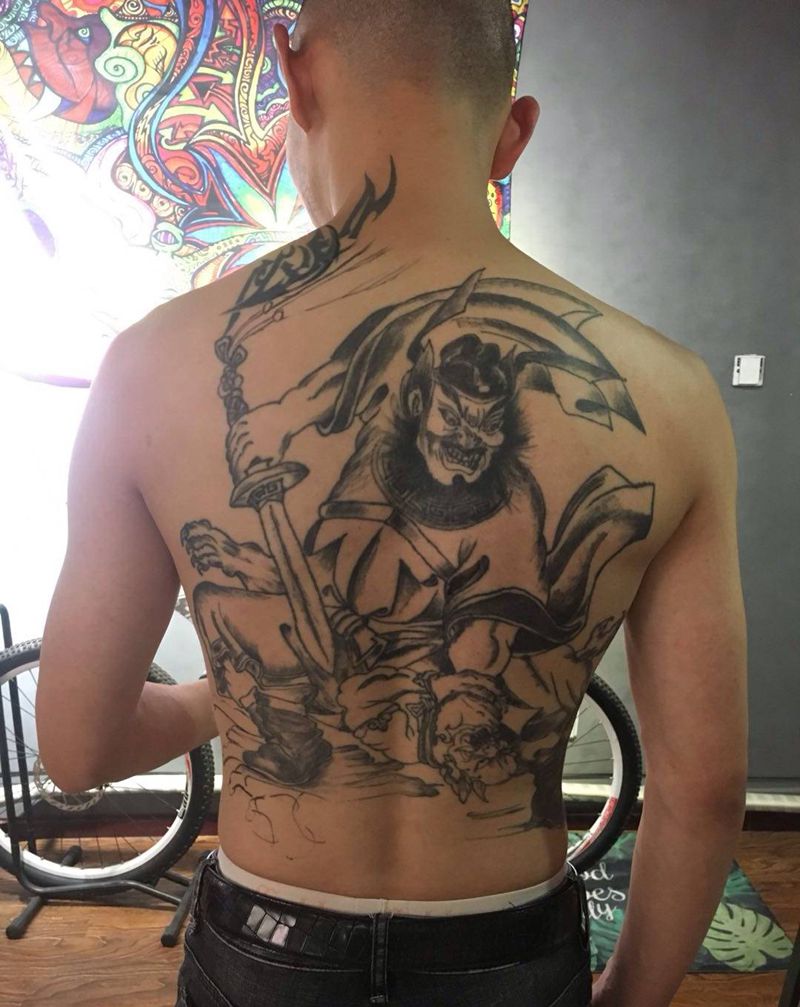 暴力修改纹身图片_臀部老传统纹身图案