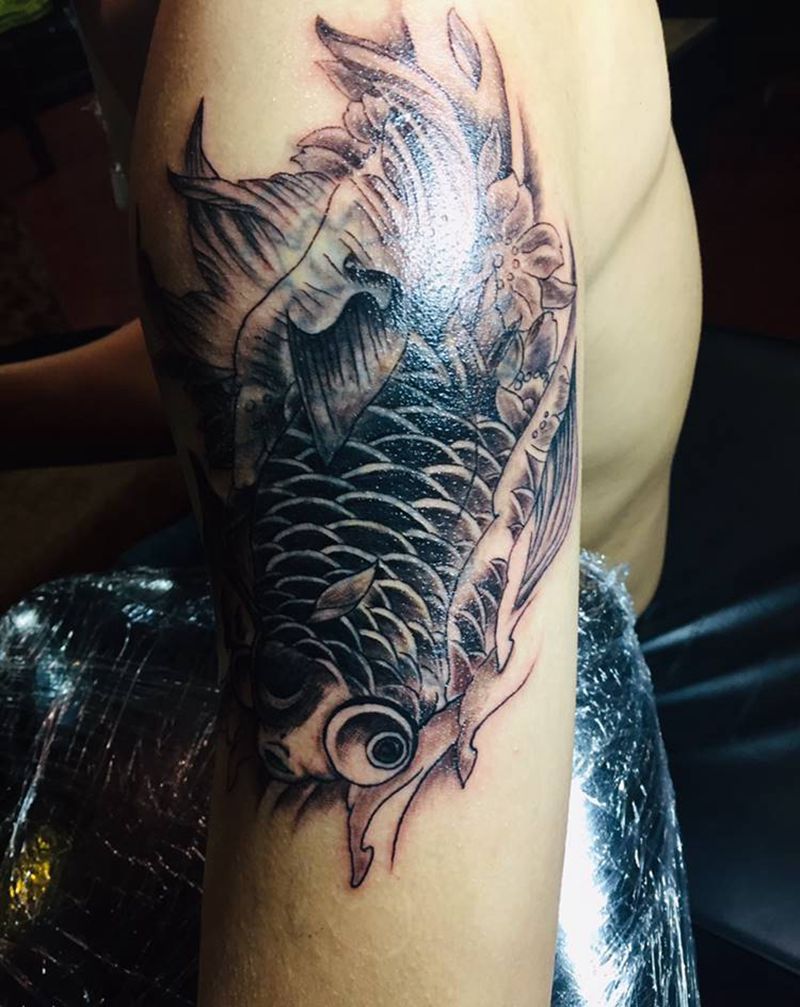 传统金鱼  遮盖纹身图片_手臂肩部新传统水墨纹身图案