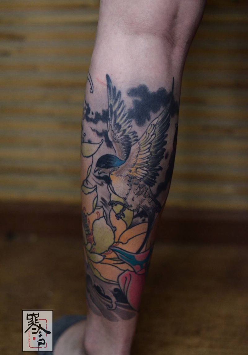 莲花纹身图片_腿部新传统纹身图案