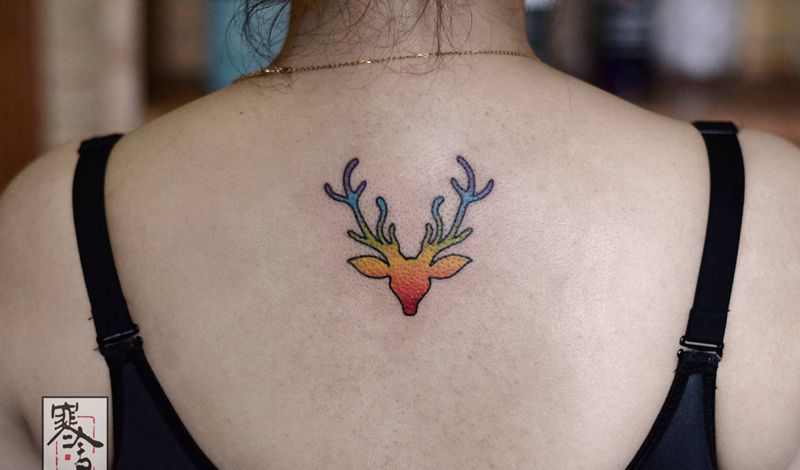 鹿纹身图片_背部纹身图案