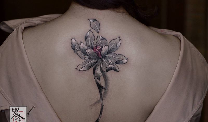 莲花纹身图片_背部水墨纹身图案