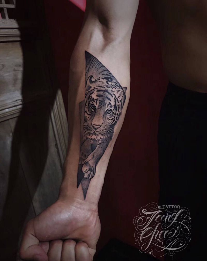 虎虎虎纹身图片_手臂欧美写实纹身图案