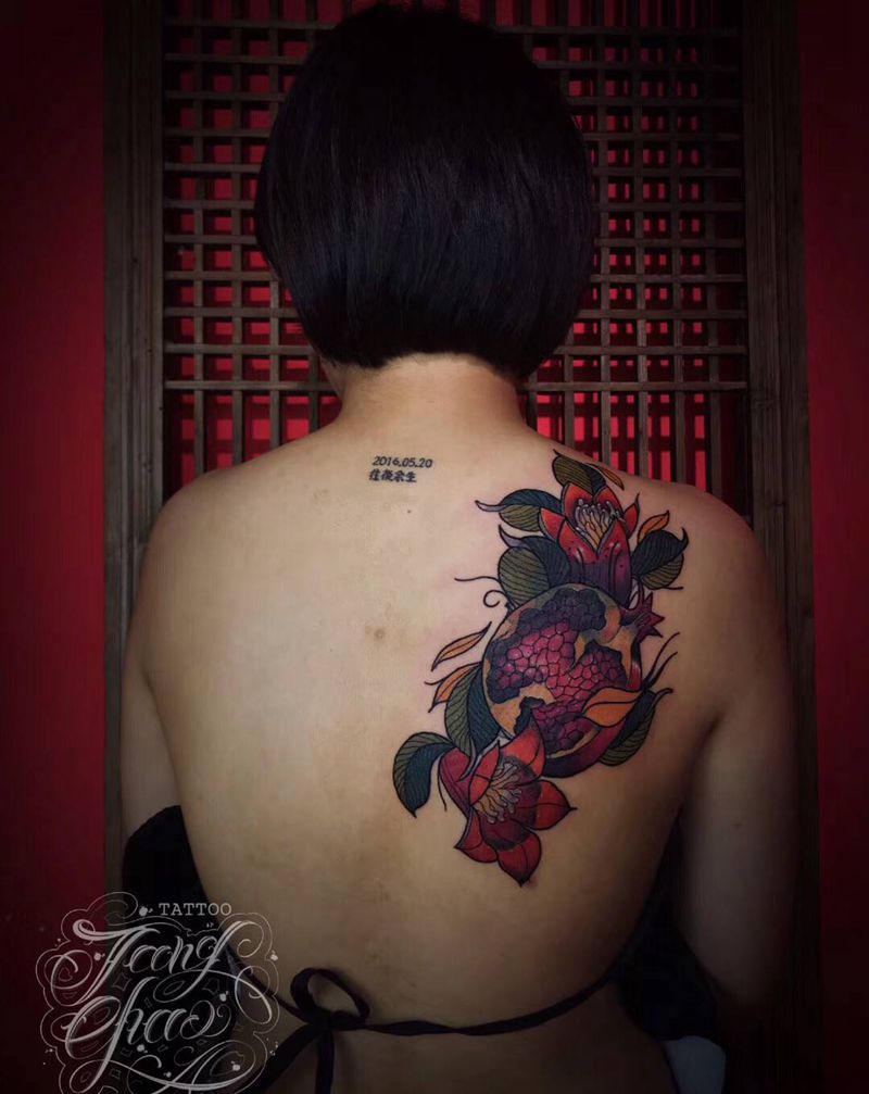 盖中盖纹身图片_背部New School纹身图案