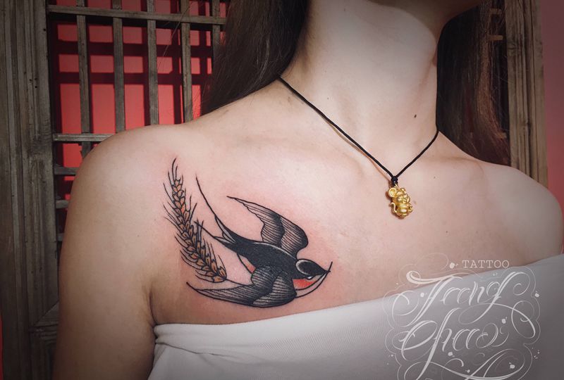 小燕子纹身图片_肩部胸部新传统纹身图案