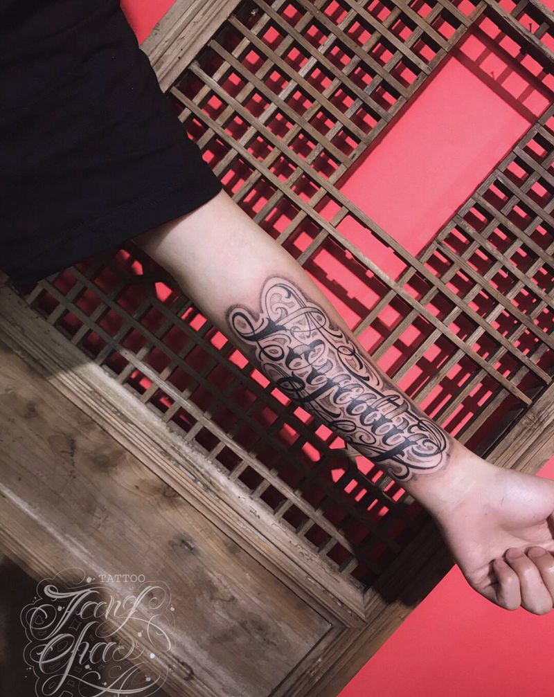 花体纹身图片_手臂花体字纹身图案