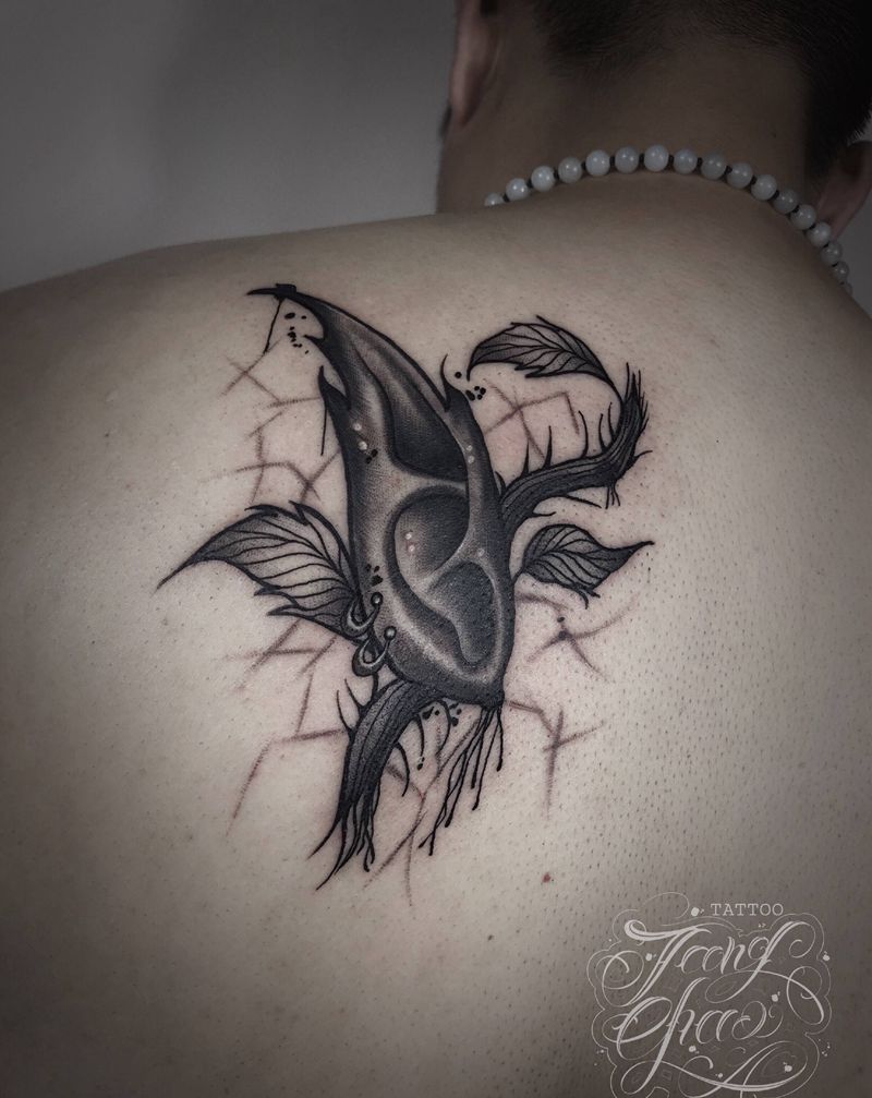 暗夜精灵的耳朵纹身图片_背部欧美写实纹身图案