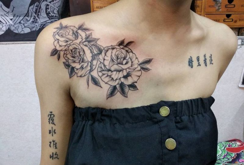小胸花纹身图片
