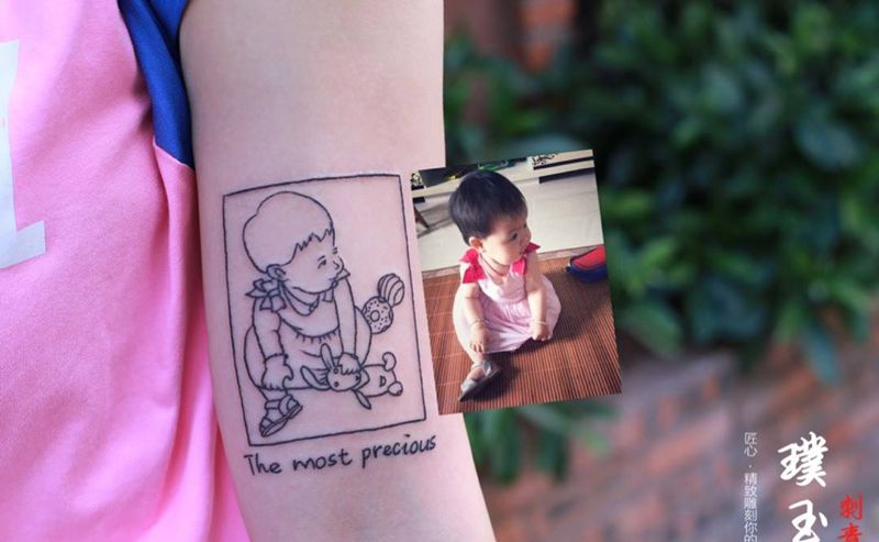 一位有爱的妈妈扎自己的女儿在手臂上纹身图片