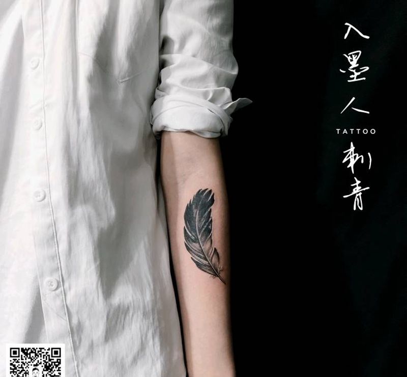 羽毛纹身图片_手部纹身图案