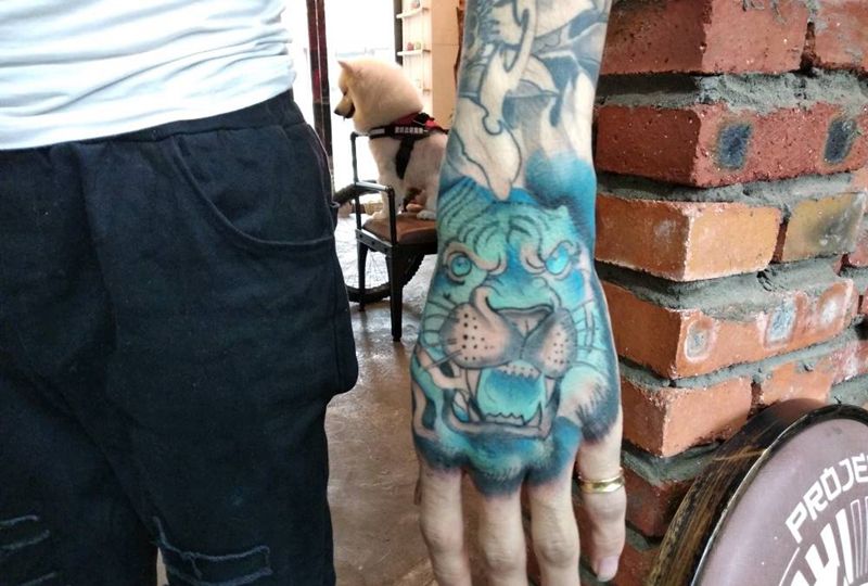 手背老虎未完纹身图片